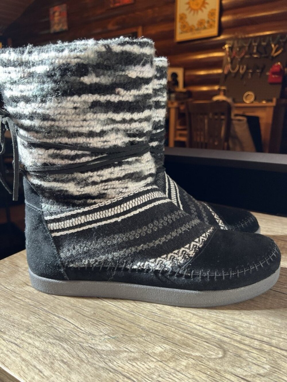 TOMS Nepal Women’s Size 10 Black White Gray Knit Moccasin Wrap Boots - Picture 9 of 9